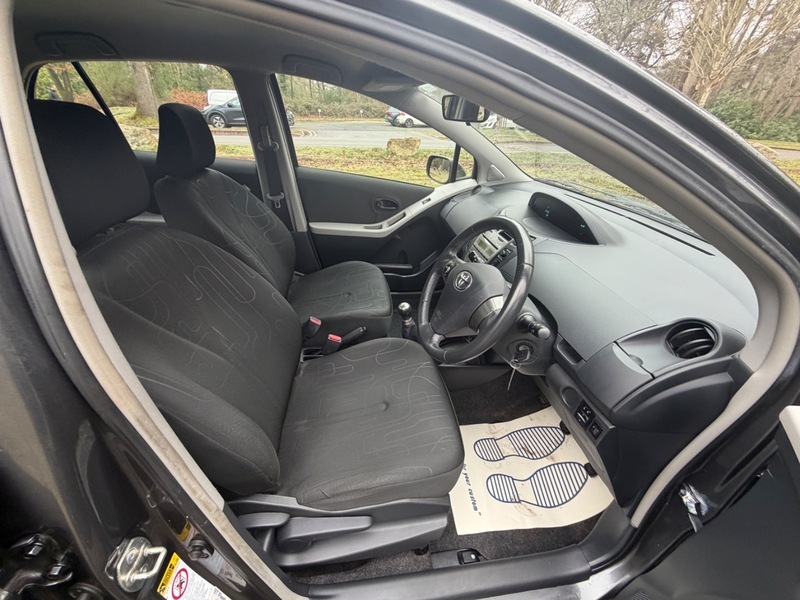 Toyota Yaris Vvt-i Tr Grey #3