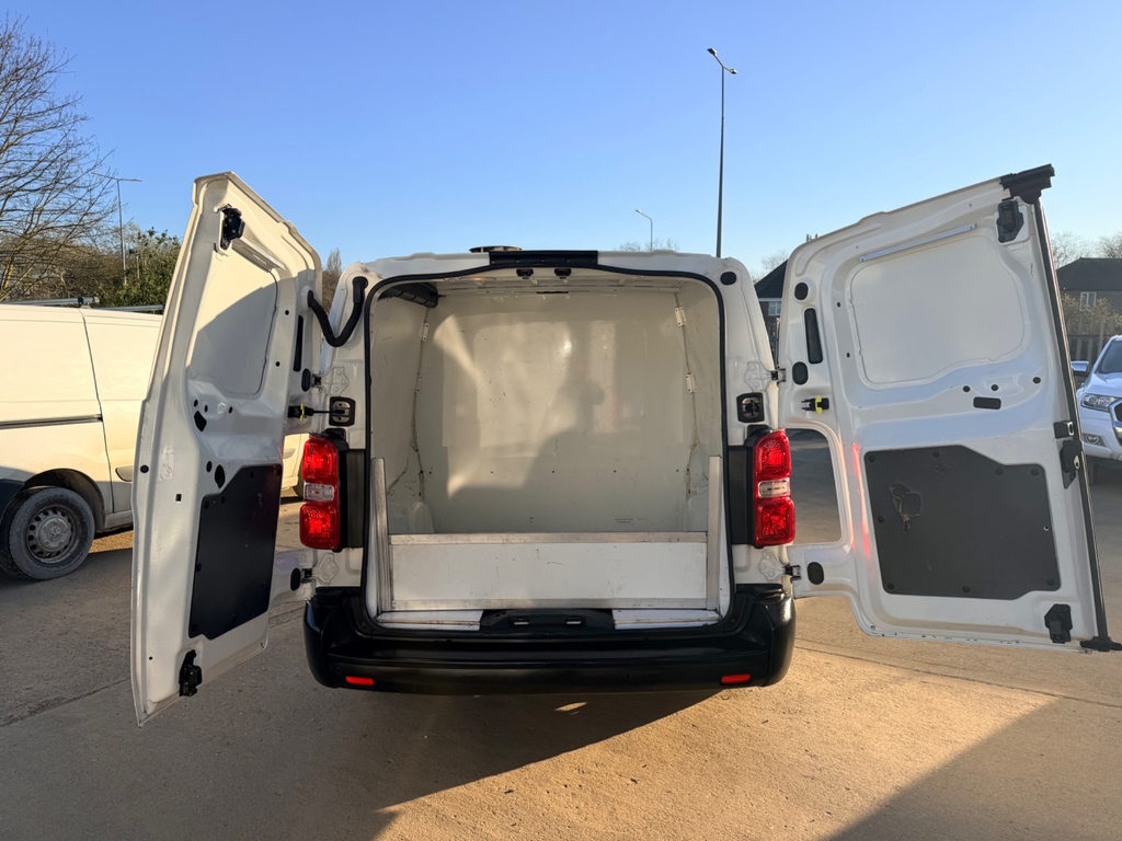 Vauxhall Vivaro 2.0 Turbo D 3100 Dynamic Panel Van 6Dr Manu FE70HNA White #4