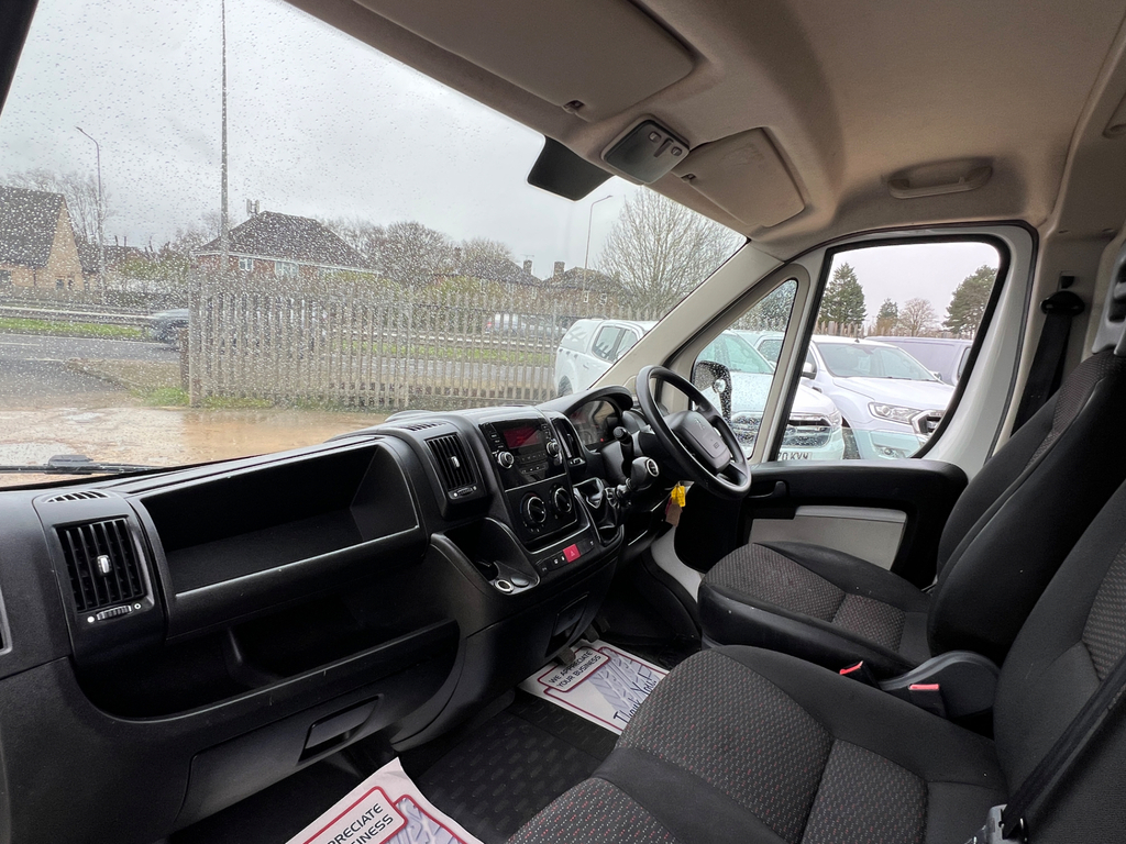 Peugeot Boxer 2.0 Bluehdi 333 Professional Panel Van FN68UEC White #3