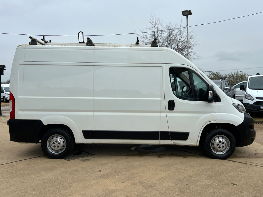 Peugeot Boxer 2.0 Bluehdi 333 Professional Panel Van FN68UEC White #2