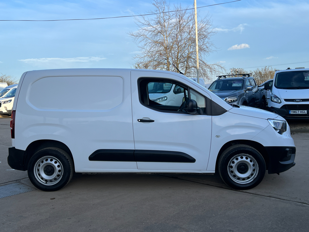 Vauxhall Combo 1.5 Turbo D 2300 Dynamic Panel Van Manu LL21AVX White #2