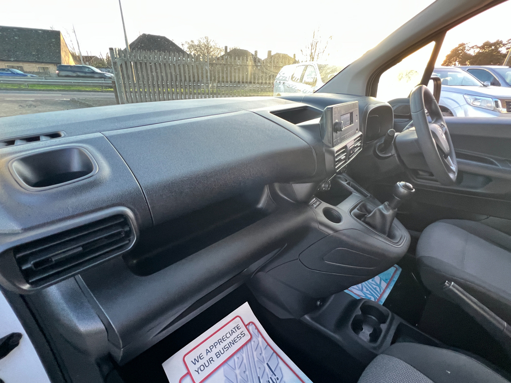 Vauxhall Combo 1.5 Turbo D 2300 Dynamic Panel Van Manu LL21AVX White #4