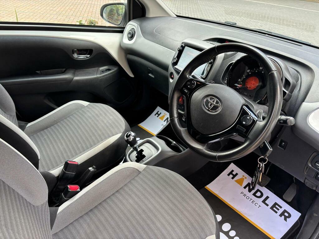 Toyota Aygo 1.0 Vvt-i X-trend Funroof X-shift Euro 6 LF69OPN White #4