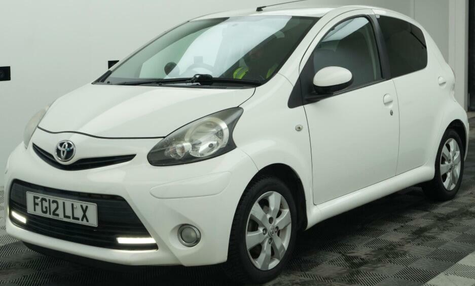 Toyota Aygo 1.0 Vvt-i Fire Euro 5 FG12LLX White #2