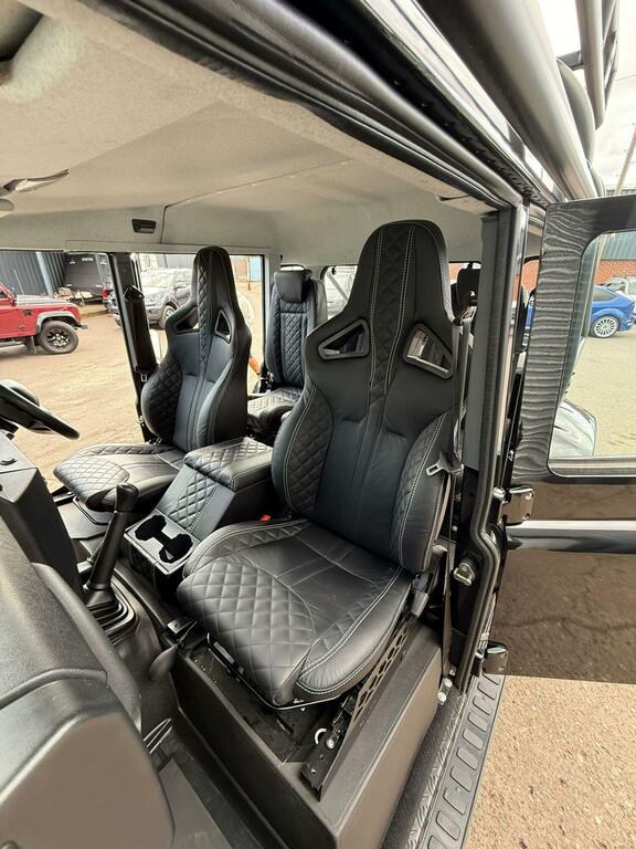 Land Rover Defender Pickup 2.2 Tdci James Bond Spectre Edition 2014 Black #6