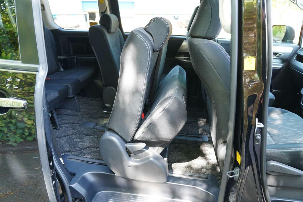 Toyota Voxy 2.0 7 Seats Ulez Free White #42