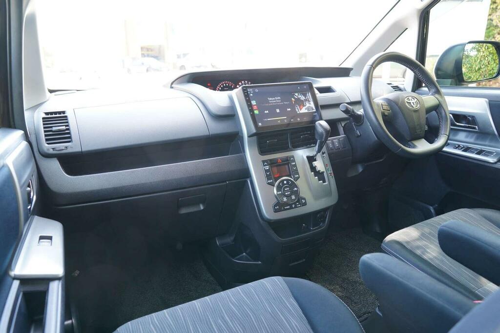 Toyota Voxy 2.0 7 Seats Ulez Free White #48
