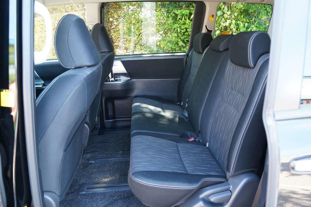 Toyota Voxy 2.0 7 Seats Ulez Free White #46