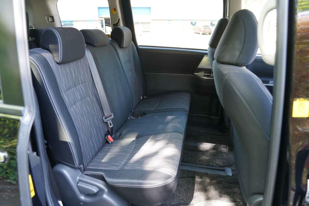 Toyota Voxy 2.0 7 Seats Ulez Free White #41