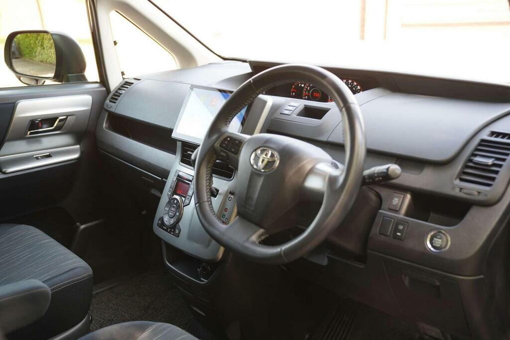 Toyota Voxy 2.0 7 Seats Ulez Free White #31