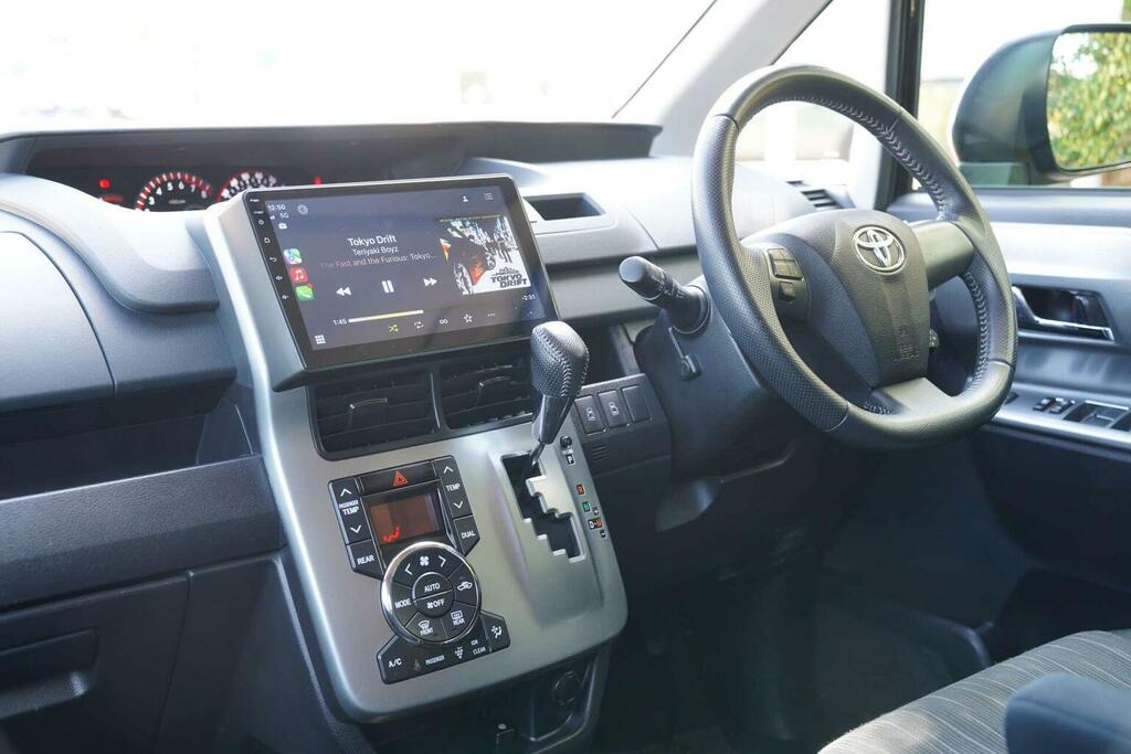 Toyota Voxy 2.0 7 Seats Ulez Free White #49