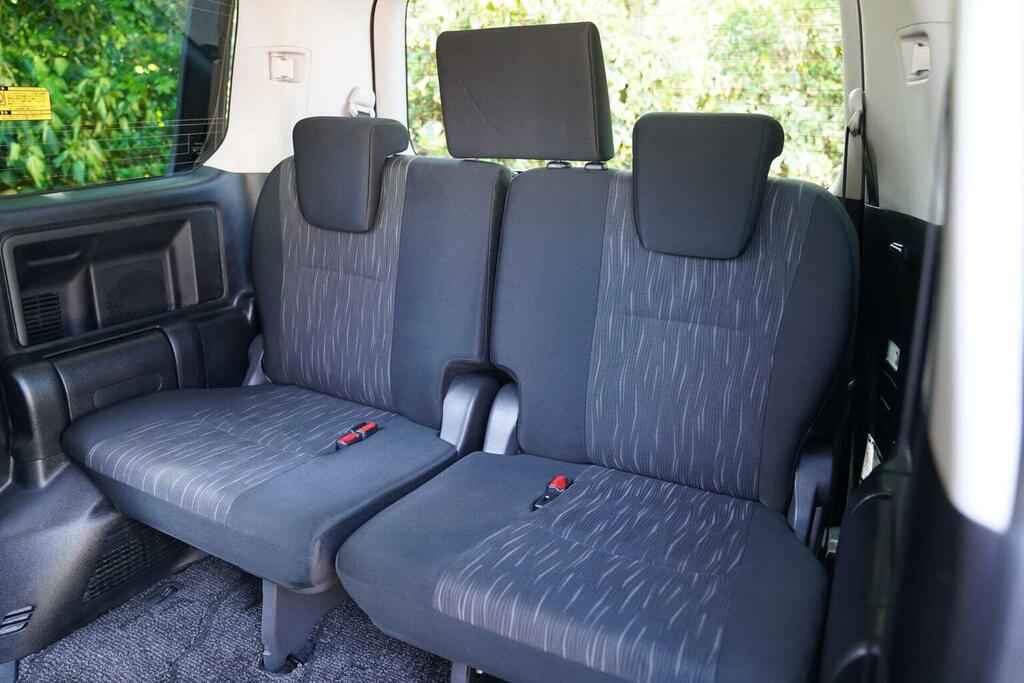 Toyota Voxy 2.0 7 Seats Ulez Free White #44
