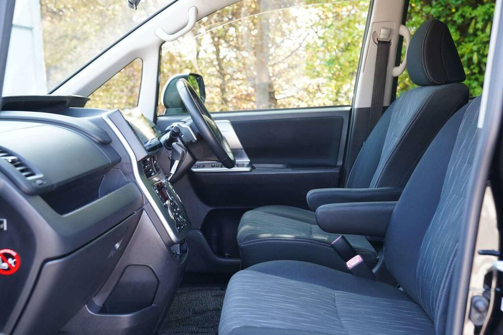 Toyota Voxy 2.0 7 Seats Ulez Free White #23