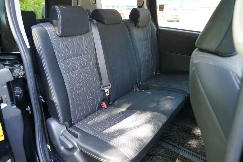 Toyota Voxy 2.0 7 Seats Ulez Free White #40