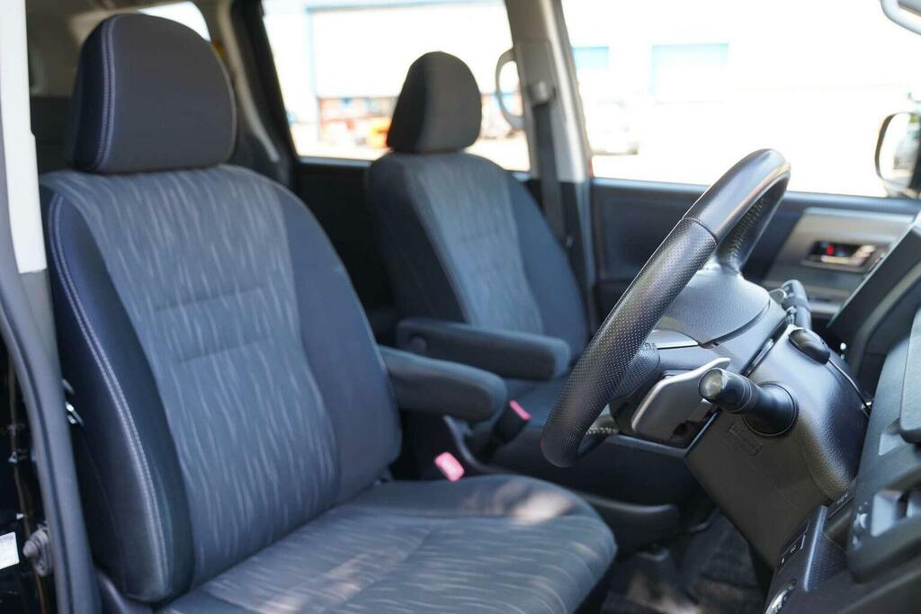 Toyota Voxy 2.0 7 Seats Ulez Free White #21