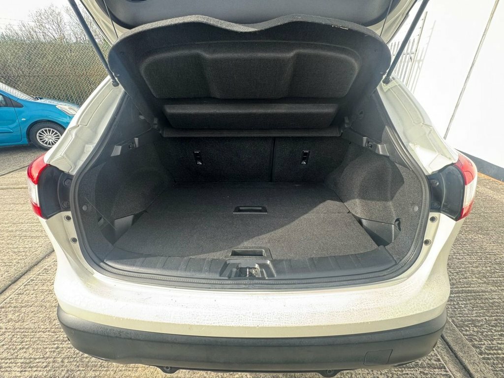 Nissan Qashqai 1.6L Tekna White #4