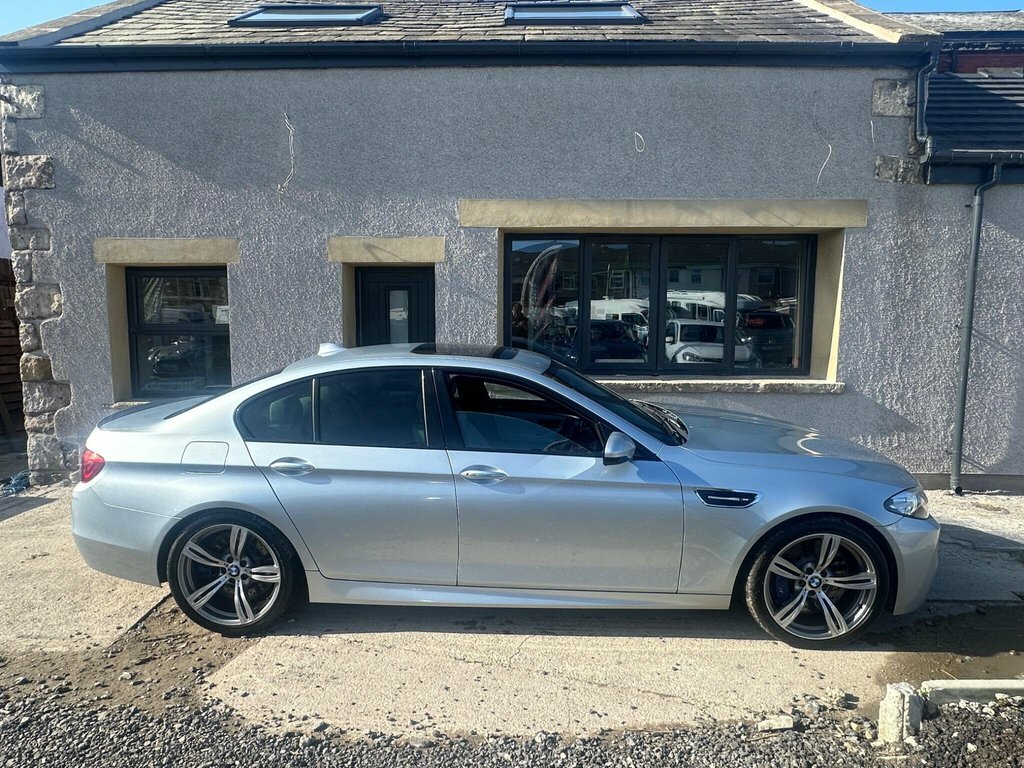 BMW M5 Saloon YF64FTC Blue #6