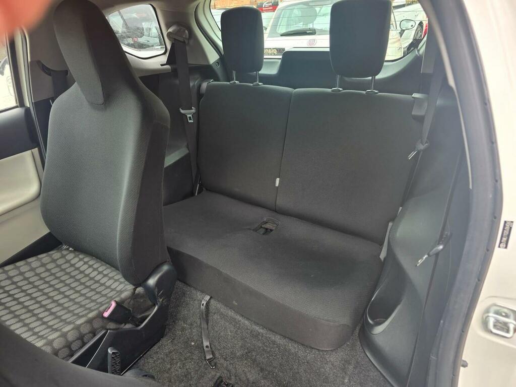 Toyota IQ Hatchback 1.0 Vvt-i Euro 5 201111 White #4