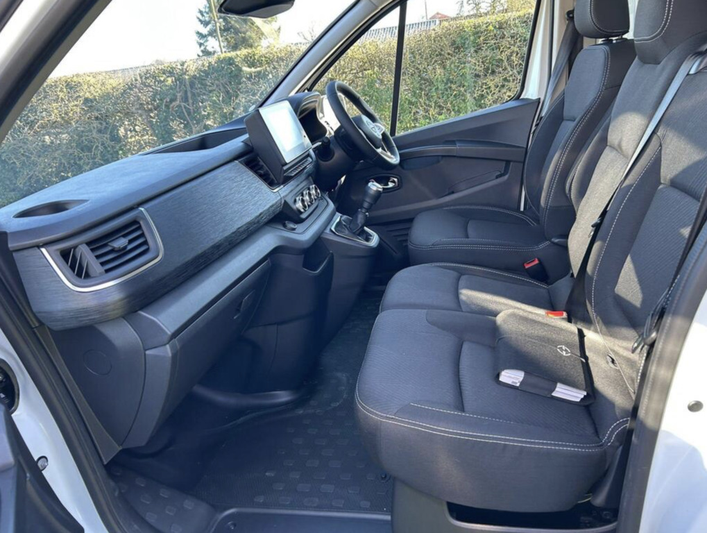 Nissan Primastar 2.0 Dci 30 Tekna L1, 10 Miles  #2