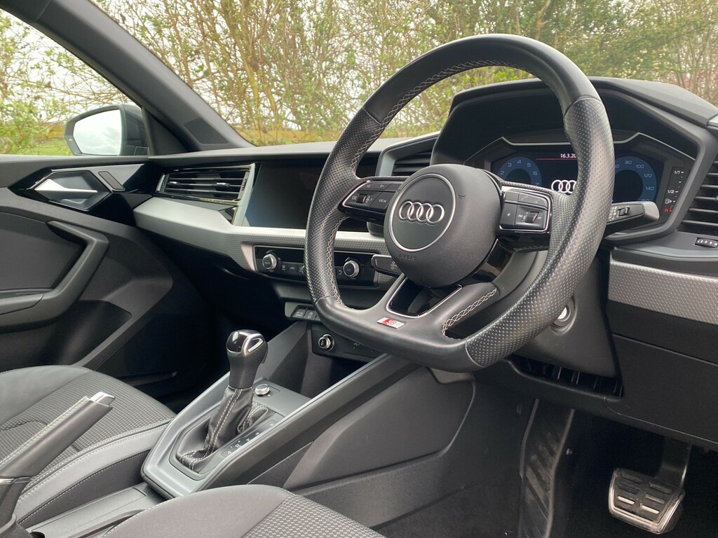 Audi A1 Sportback Tfsi 35 S-line Black Edition S-tronic - VN23UUV Yellow #4