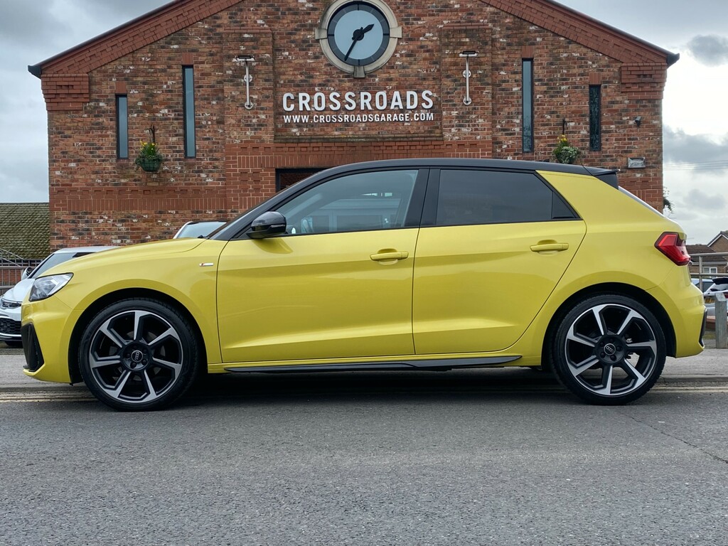 Audi A1 Sportback Tfsi 35 S-line Black Edition S-tronic - VN23UUV Yellow #2