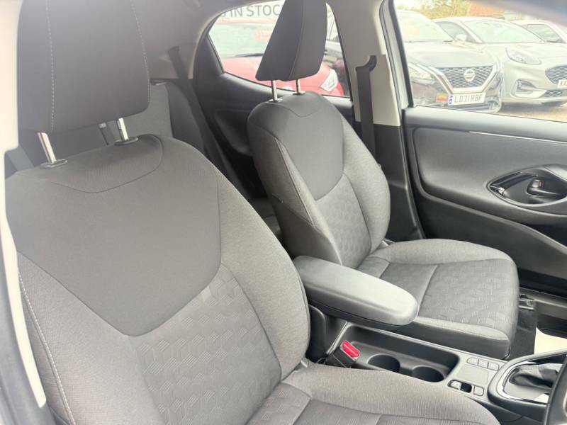 Toyota Yaris 1.5 Hybrid Design Cvt - Ftsh - One Owner - 202 AVI3301 White #6
