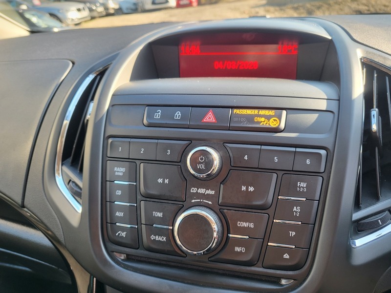 Vauxhall Zafira Sri White #4