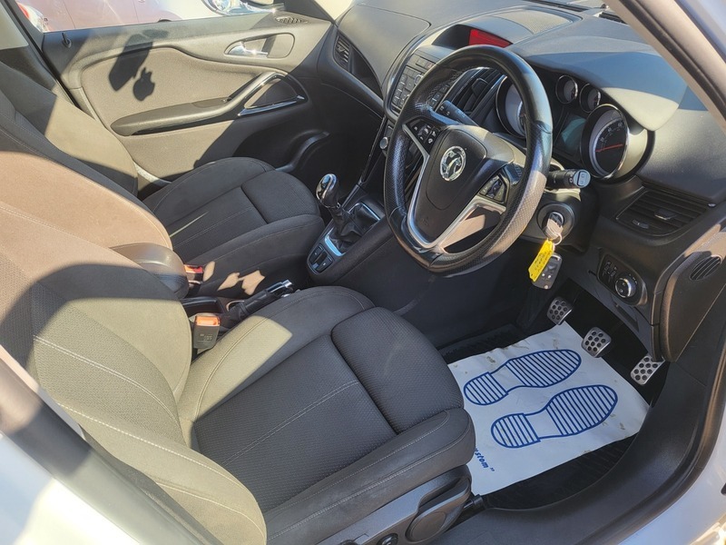 Vauxhall Zafira Sri White #2