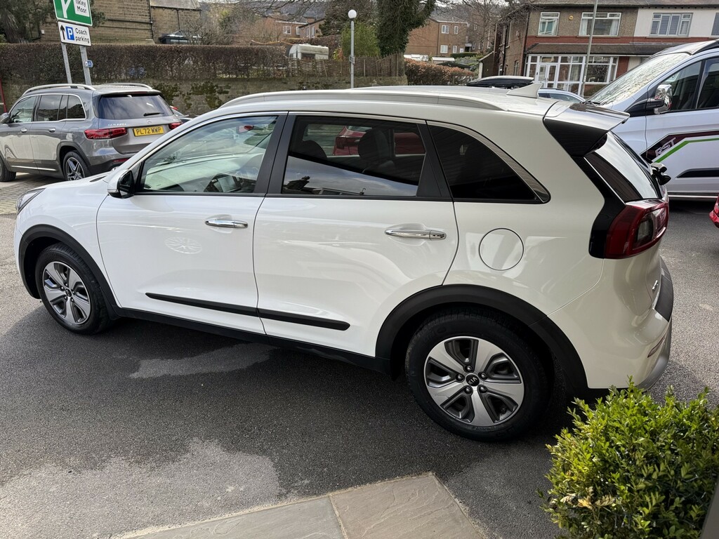 Kia Niro 1.6 H Gdi 3 201919 LT19KHV White #3