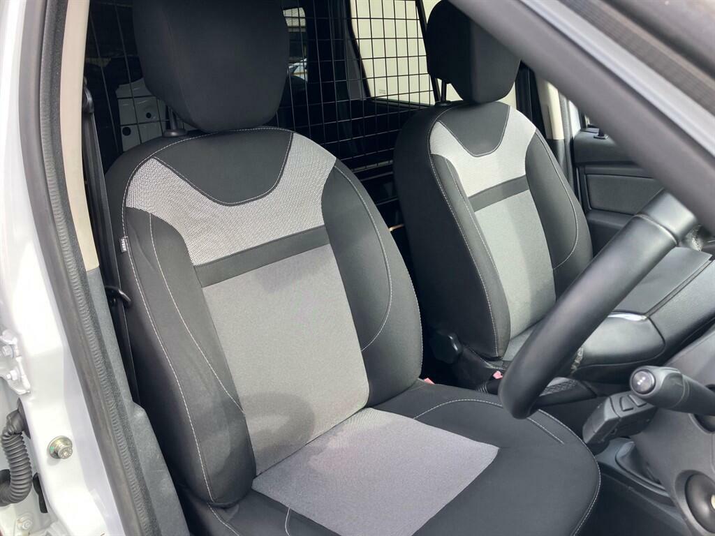Dacia Duster 1.5 Dci Laureate Car Derived Van LV67HZA White #2