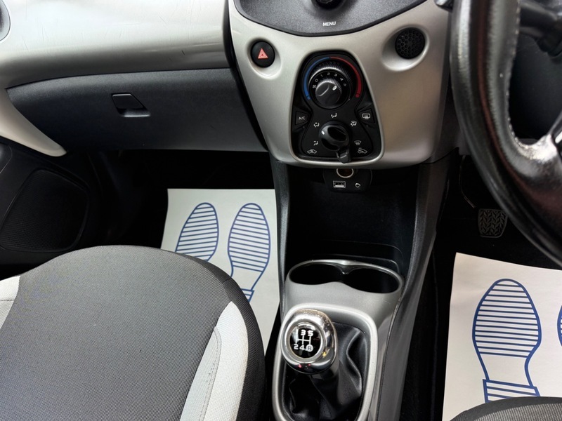 Toyota Aygo Vvt-i X-play J300TRV White #6