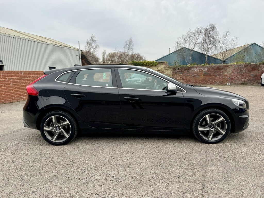 Volvo V40 Hatchback 2.0 R-design D2 2016 WF16LGG Black #4