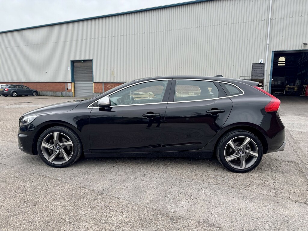 Volvo V40 Hatchback 2.0 R-design D2 2016 WF16LGG Black #3