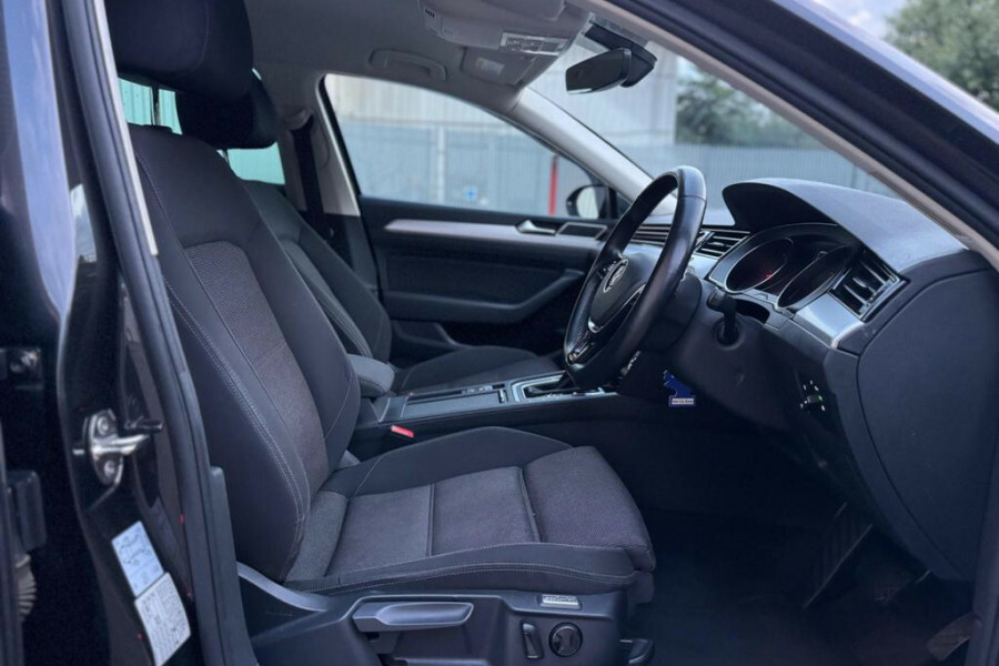 Volkswagen Passat Estate MJ67JHE Black #4