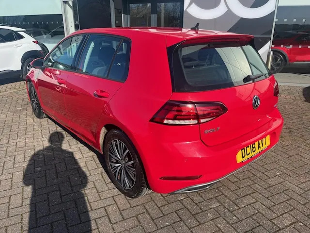 Volkswagen Golf 1.5 Tsi Evo Se Nav Dsg Red
