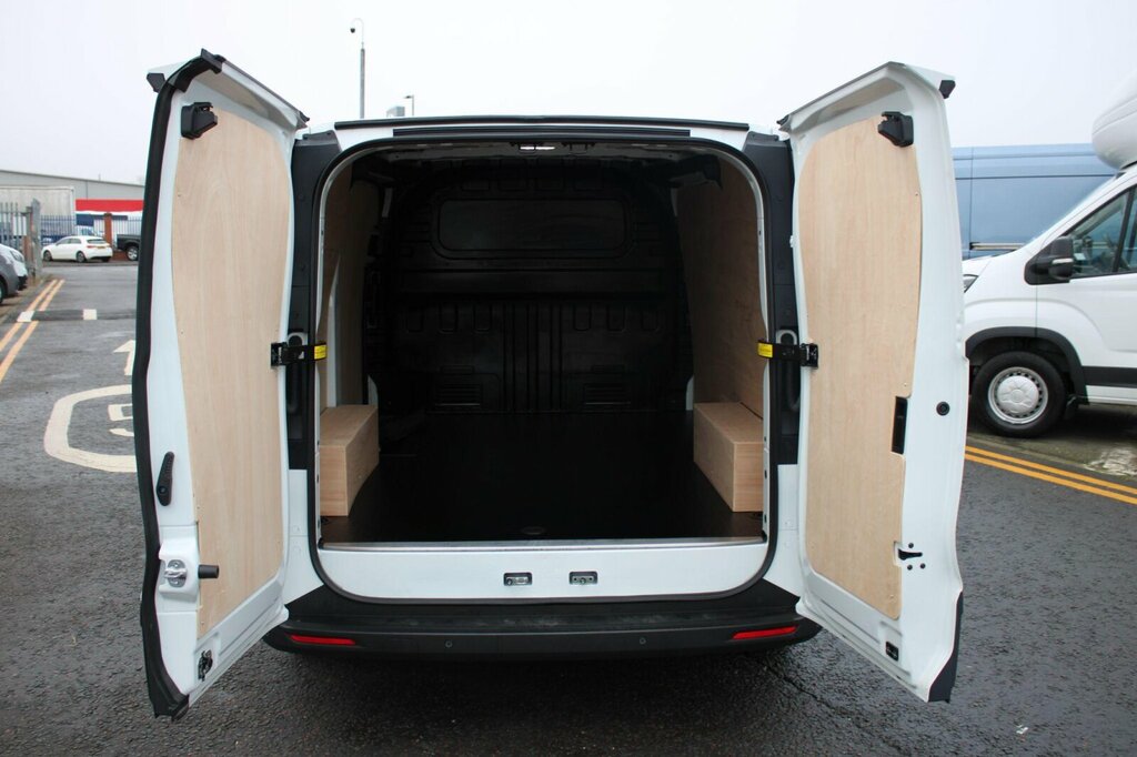 Maxus Deliver 7 Deliver 7 2.0 D20 H1 Van White #24