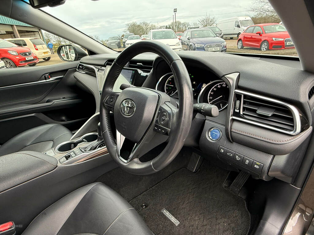 Toyota Camry 1.8 Excel Hybrid Hatchback Red #13