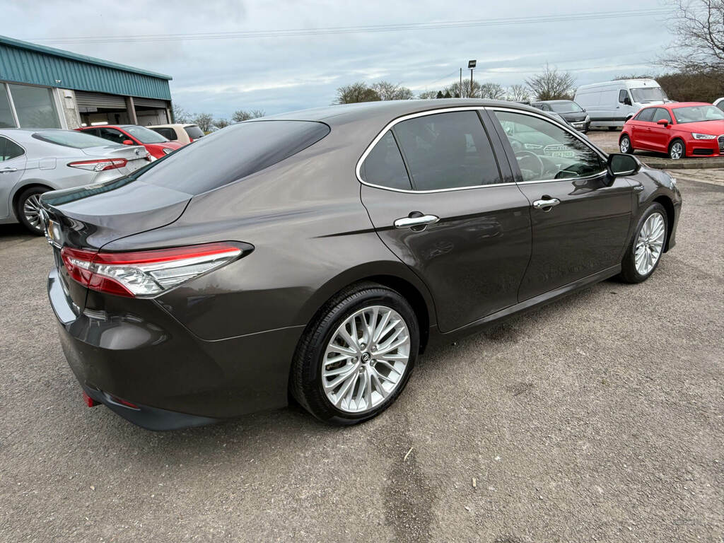 Toyota Camry 1.8 Excel Hybrid Hatchback Red #7