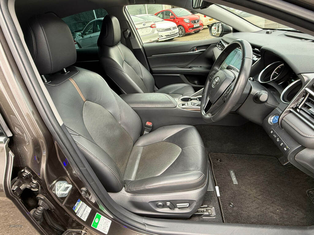 Toyota Camry 1.8 Excel Hybrid Hatchback Red #12