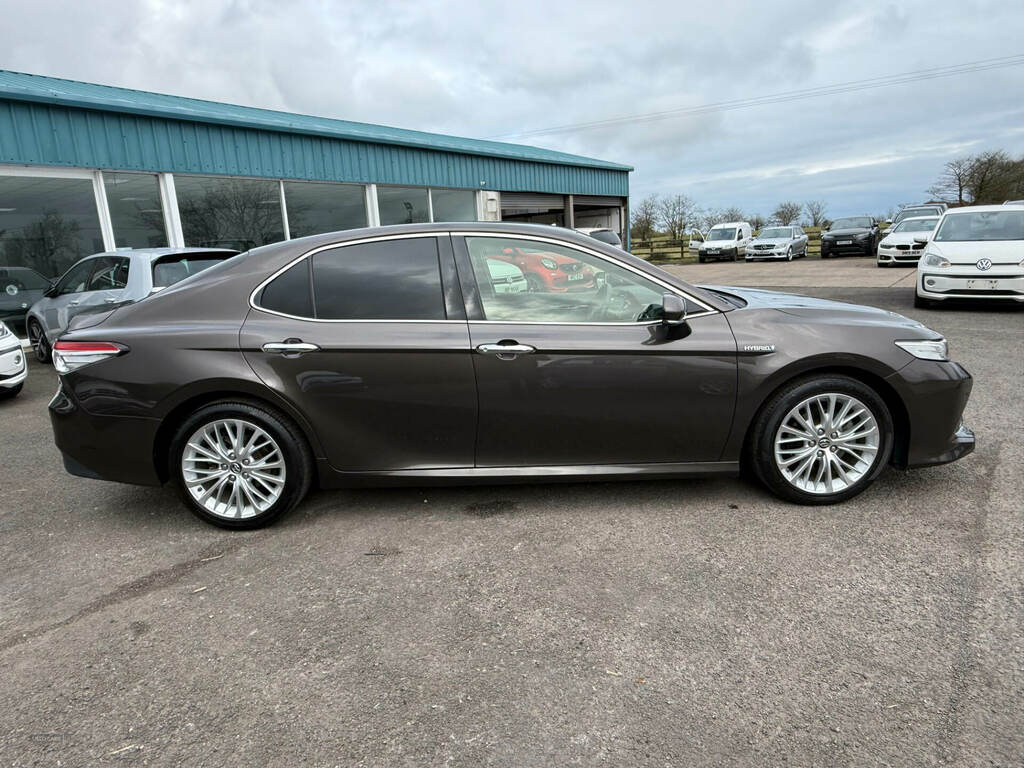Toyota Camry 1.8 Excel Hybrid Hatchback Red #8