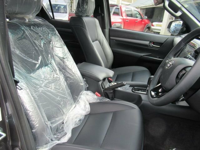 Toyota HILUX 2.8L Invincible X Grey #3
