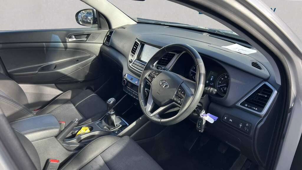 Hyundai Tucson 1.6 Gdi Blue Drive Se Nav 2Wd 2017 EY67WGM Silver #5