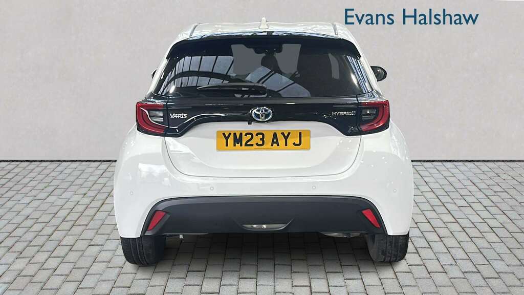 Toyota Yaris 1.5 Hybrid Design Cvt 2023 YM23AYJ White #5