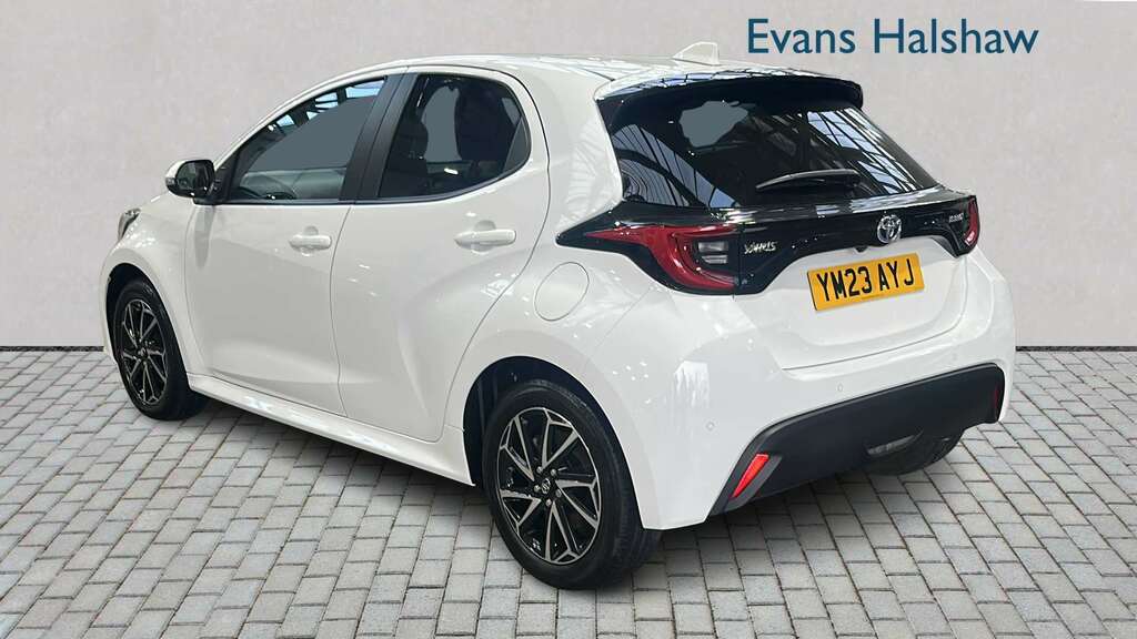 Toyota Yaris 1.5 Hybrid Design Cvt 2023 YM23AYJ White #2