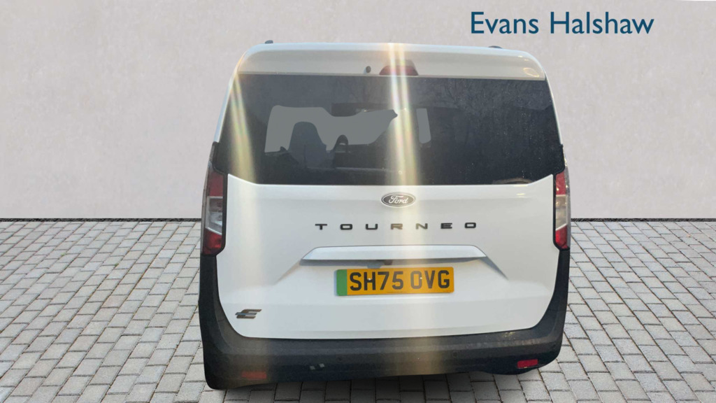 Ford Tourneo Courier 100Kw Titanium 43Kwh 2025 White #5