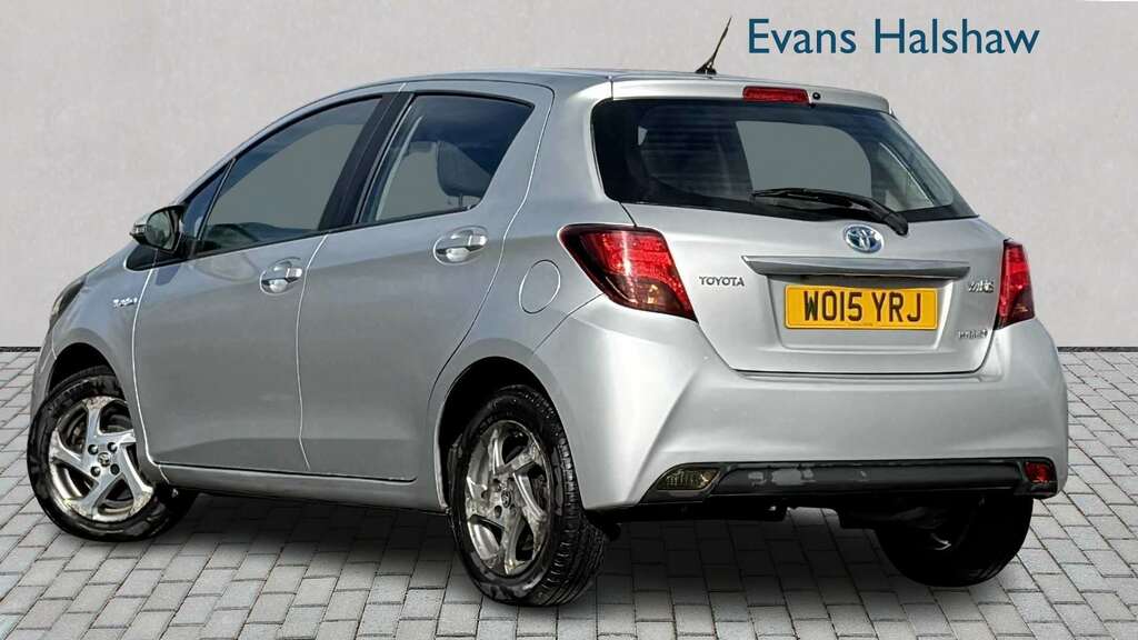 Toyota Yaris 1.5 Hybrid Icon Cvt 2015 WO15YRJ Silver #2