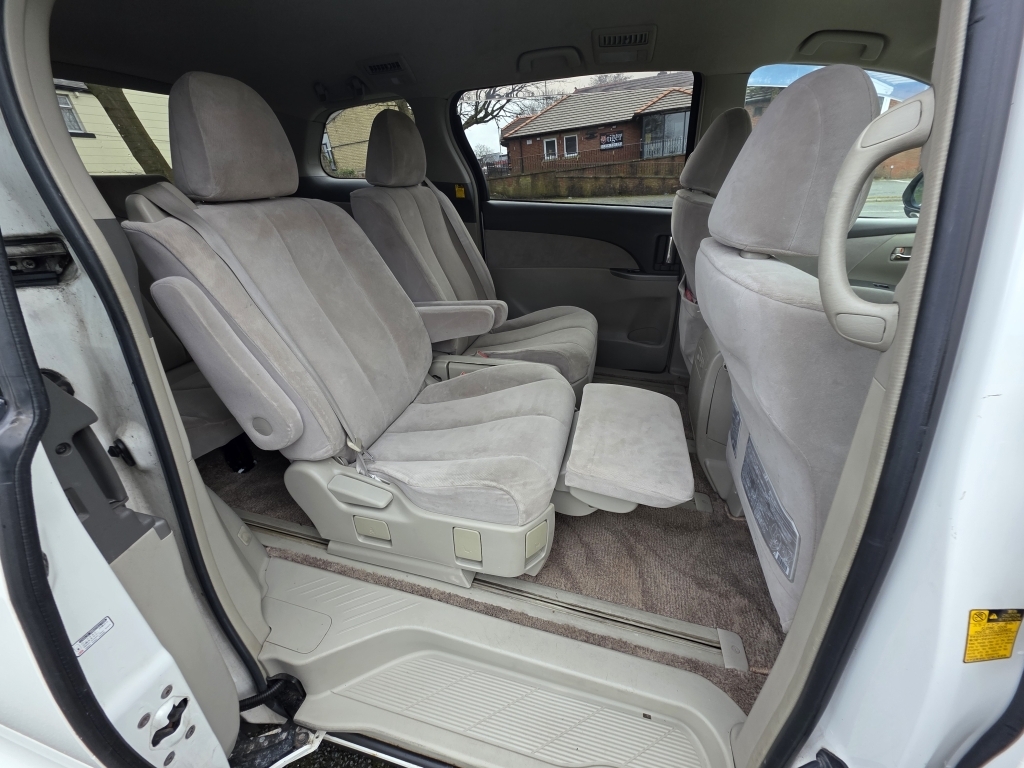 Toyota Estima #21