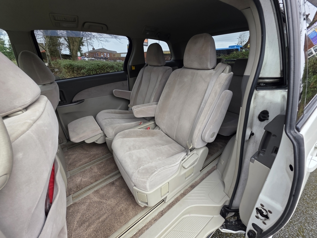 Toyota Estima #18