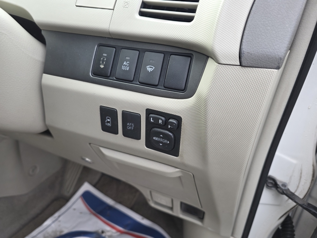 Toyota Estima #28