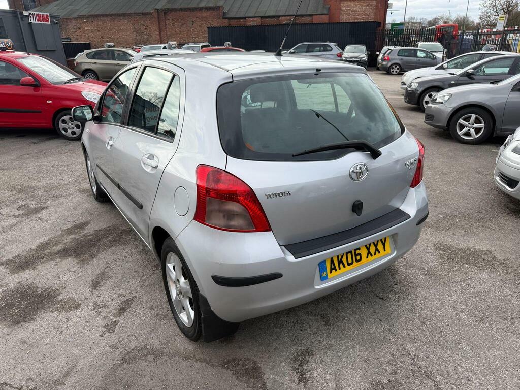 Toyota Yaris 1.3 Vvt-i T Spirit Silver #4